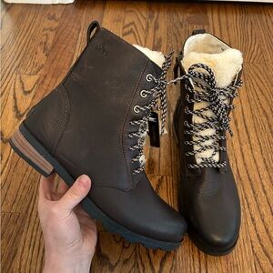 NEW Sorel | Women’s Emelie‎ Short Lace-Up Cozy Waterproof Boots Brown Sz 9